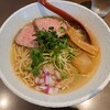 白山市乾町にある中華そば響で、夏季限定メニューの焼きあご冷やし塩そば。