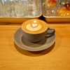 神保町の「オトナリ珈琲」でカフェラテ。