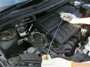 「地面に液体。これってオイル漏れ？」車のオイル漏れ確認方法と修理について整備士が解説
