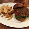 ビーフ100％のバーガーを食べる