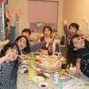 ビール、ビンゴ大会、手作りケーキ、豪華指輪の誕生パーティ