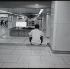 「小田急新宿駅の階段に座る男」1996年 - 東京都新宿区