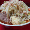  ラーメン二郎 上野毛店 - 約一ヶ月振りのご対麺。スープは気持ち濃いめで、味の伝達速度最速で突き抜けるようにキレッキレ。麺はこの店基準太くワシッと、文字通り「カタメ」仕様。豚は十分な厚みで、余計な脂肪を完全に削ぎ落としたストイックな赤身成分で、柔やわジューシー仕上がり。海老辣油イベント。常連さん2人とも顔合わせて話する機会もできて、十分すぎる充実感。改めてホームとしての安心感と信頼感。やはり自分にとってのパワースポット。