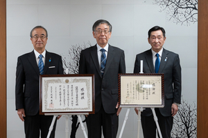 信越化学工業が創業の地の上越市と新潟県に1億円寄付　100周年記念で