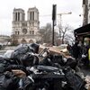 マクロン大統領の年金改革に抵抗するストライキでパリにゴミが山積みに