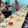 択捉島・紗那のサマースクールで食事を楽しむ子どもたち