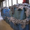 ウェスの折り畳み作業やダンボールの枠取り作業　テッポウユリ