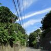 切通し 見上げる空に 夏の雲　