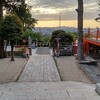 神社の神殿の前から西の空に沈む夕陽をみて、