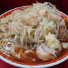 ラーメン二郎 上野毛店 - 硬さ「デフォルト」久々確認。旨いは勿論、箸馴染み良く啜りやすく各パーツとの馴染みも完璧。豚は、直径自体は小ぶりだが、厚みが物凄い3塊。もはや積み木。アブラは最高潮にフヨフヨ。油抜きスープは醤油の旨みがダイレクトアタック。各パーツ本当に良い仕上がり。この人間臭いブレこそが二郎。