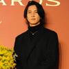 山下智久　黒のセットアップにブルガリジュエリー姿でクールに登壇　尊敬する人物は「母」