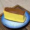 カステラ１　カステラは和菓子？　1681年創業の長崎松翁軒のウェブサイトによれば「ぜいたくな砂糖と禁断の卵をたっぷり使った菓子を，長崎の菓子職人たちはさまざまな工夫を加えて，異国風味の和菓子に育て上げました」．　英語版ウィキペディアCastellaでは「カステラとは，安土桃山時代に海外から日本に伝わった『南蛮菓子』をもとに日本で生まれた和菓子の一種」．事典和菓子の世界では，「確かに南蛮菓子という性格上，西洋起源であることは事実．しかし，長い歴史を経て，カステラはすっかり日本独自のものに変化している」