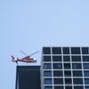 ビルの屋上にヘリが着陸