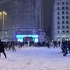 スペインで珍しく大雪、人々がスキーで通行、街では雪合戦が始まった！