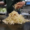 【お好み焼き にしちゃん】二郎系的ビジュアルのお好み焼きは常連のオーダーがメニュー化した野菜モリモリのチョモランマ(東区戸坂山崎町)