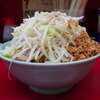 ラーメン二郎 中山駅前店 - 「ピリ辛！カレー汁なし」。掘り起こした麺からムワッと漂う強烈なカレーの香りはもはや官能的。この日も大量のほぐし豚を発掘と同時にゴリゴリのミニマルテクノ演出。24時間前の再来。豚トロのようなジューシーな豚もしっかり大量で、豚成分が充実しすぎる。刻み玉ねぎっぽいものも混じっていて、もはやミートソース。プラス150円の価値、大いにあり。