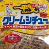 焼そば×シチューの組み合わせ！明星の「一平ちゃん夜店の焼そば 大盛 クリームシチュー味」の巻