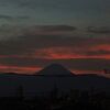 朝焼けの中の富士山