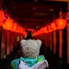 夏の京都の祭り。「伏見稲荷大社」の宵宮祭。提灯を持って登る稲荷山の万灯会