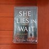 Gytha Lodge "She Lies in Wait(DCI Jonah Sheens #1)" あらすじ・レビュー【洋書ミステリ・警察小説】