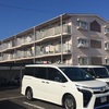 築38年のマンションをハイセンスなデザインで塗り分ける入居誘導色