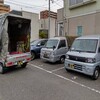 戸畑の会社の駐車場で、引越道具を軽トラックに