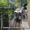 飯田線の秘境駅　《#10-2》 「田本駅」に列車が停まり出発していく