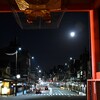 八坂神社西楼門裏から満月を・・・