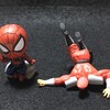 「赤い善と悪」　ベガとスパイダーマンガチャフィギュア