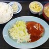 横浜市営地下鉄新羽駅から徒歩3分のところにある定食屋兼居酒屋しらぎくで580円のハンバーグ定食を食べてきました