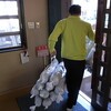 パッキン（緩衝材）を積み上げる / 短期入所の清掃　つるバラ