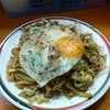 フライパンを熱してツナ缶を油ごと入れて、ほぐしたうどんを入れ、醤油をかけながら炒めます。ネギはお好みで