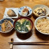小松菜と揚げの味噌汁に、炒飯炒めておにぎりを作りました。
