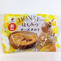 【ファミリーマート】はちみつチーズタルトを実食｜常温販売、はちみつとアーモンドをトッピングしたチーズタルト
