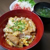 チキンカツ丼とサラダ菜のすまし汁とトマトとキャベツ　17