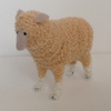 《毛糸で羊を作ろう》工作をします。その時に作れる羊の見本です。