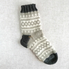 余り毛糸で編む編み込みの靴下2足目、片足完成