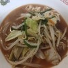 セブンイレブンの「赤味噌のうま味が利いた味噌󠄀ラーメン」で「洗わずそのまま調理できる五目野菜炒めセット」を煮込んで食べる。