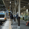 賑わう山間の駅