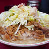 ラーメン二郎 京急川崎店 - クリスマスイブはチキンではなく豚ダブルで。緑多めの野菜からクリスマスツリーを彷彿（からのニンニクは星飾り、豚は木の幹、丼は植木鉢）。美豚と優しい飲めるスープはクリスマスにふさわしい一品。