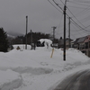 しんとろの湯から中山平温泉駅に向かう途中、雪に埋もれた蒸気機関車