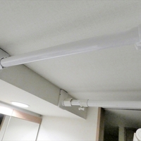 マンションでも一晩で乾く！極太突っ張り棒とコロナ衣類乾燥除湿機で洗面所がランドリールームに変身