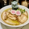 【今週のラーメン５６８３】中華そば ナルト（東京・中野）チャーシュー麺　〜明るさと重厚感を保つ出汁と麺！一面を覆う焼豚が質実！旨みの密度が高いチャーシュー麺！