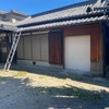 梯子を使って屋根に上がるのは瓦屋さんでも怖いんです。