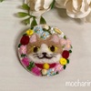羊毛フェルトのねこと金魚草のブローチ・ハチワレちゃん