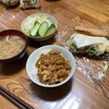 圧力鍋で仕込んだ手羽元のカレーに野菜たっぷりのバゲットサンドで朝ごはん。
