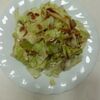 鶏皮とキャベツのソース掛け