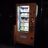 夜の自動販売機