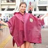 ◯画像◯雨天スタ観戦用ポンチョを着る女性サポが妙にセクシーだと話題に！