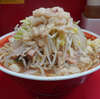 ラーメン二郎 上野毛店 - 豚はこの店にしては小ぶりだったが、その分麺に集中できる。"カタメ" 改めて殿堂入り決定。派手さは無く飾らない一杯だったが、変わらぬ日常の中のラーメンとしてはこれ以上ない。顔馴染みの先達の方たちの店内BGMも癒しで余韻を堪能。